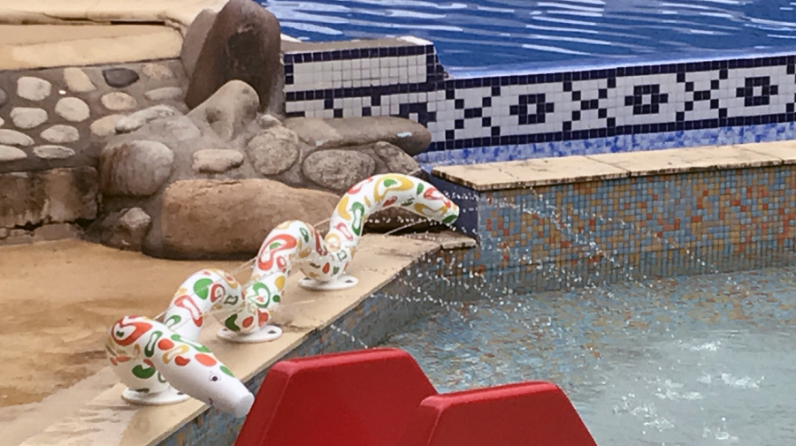 jeux d'eau dans la piscine du Camping du Soleil