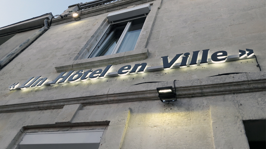 un hotel en ville