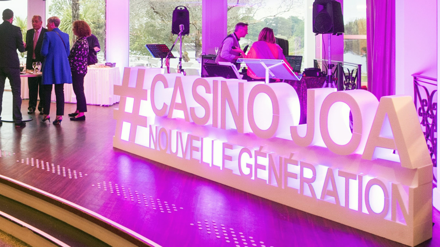 lettres immences en polystyrène du casino JOA